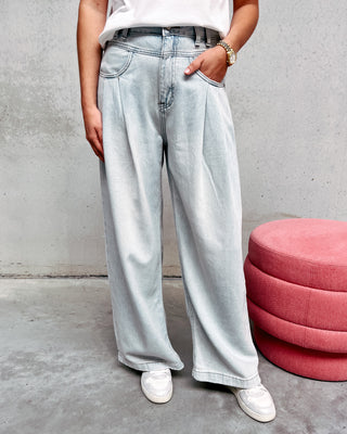 VÉRO WIDE LEG PLEAT RELAXED FIT JEANS